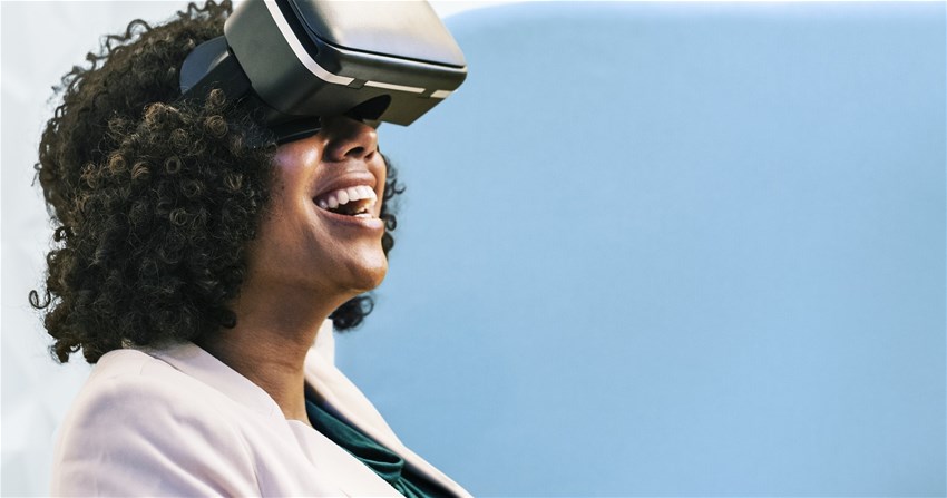 Fotografi på en person med VR-glasögon