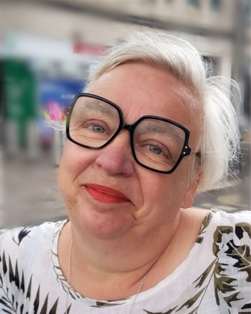 Silversmeden som gör master och doktorsringarna