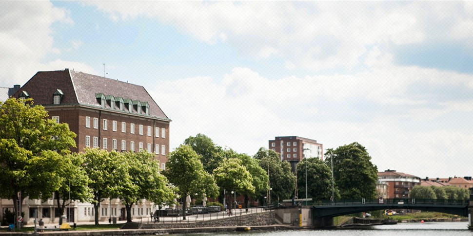 Utomhusbild från Trollhättan. Kanalen och klaffbron. Foto