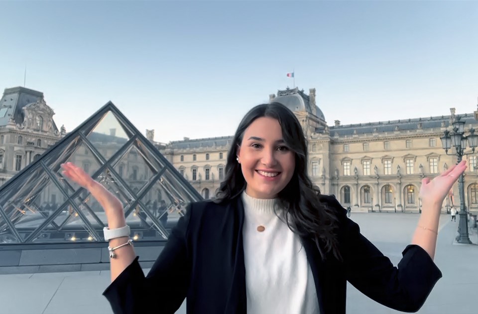Student som gör praktik i Paris, står framför Louvren.