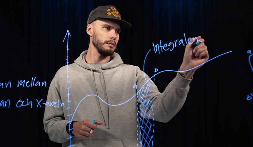 Ett foto på en person som skriver på en lightboard